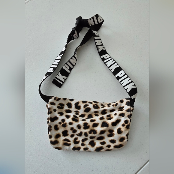 VS PINK Fanny pack Victoria’s Secret Cheetah Leopard Bag.
🚭 - Picture 2 of 5